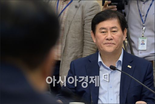 [포토]표정 굳은 최경환 부총리