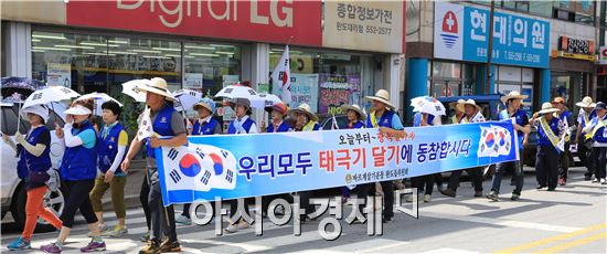 완도군 ‘광복 70년, 태극기 달기 캠페인’열기 후끈