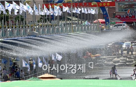 [포토]장흥 물축제 시원한 분수 피서객들 인기