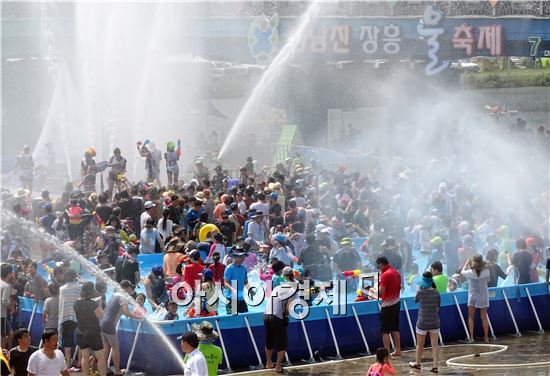 [포토]무더위엔 시원한 장흥 물축제가  최고여~