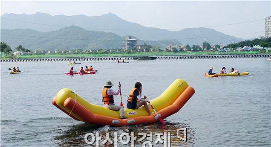 [포토]무더위속에 바나나 보트 타는 피서객들