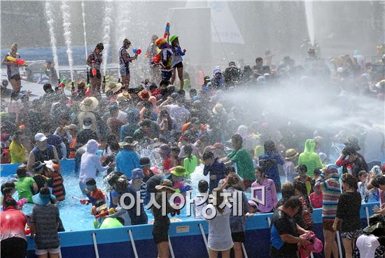[포토]장흥 물축제 '지상최대 물싸움' 인기