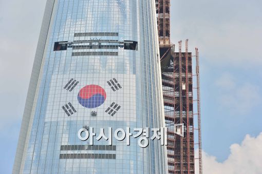 [포토]롯데월드타워 외벽에 새겨진 초대형 태극기