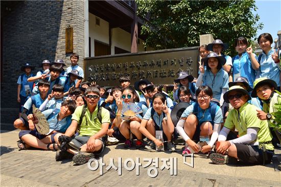 전라남도교육청(교육감 장만채) 선상무지개학교가 상해시 인민혁명기념공원광장(와이탄거리 입구)에서 독도댄스 플레시몹을 열었다.
