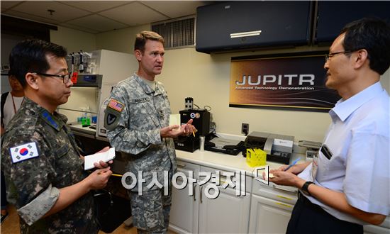 주한미군 탄저균 실험 진상 규명을 위한  한미합동실무단이 6일 사고현장인 경기도 평택 주한미군 오산기지 내 생물식별검사실에서 공동조사를 하고 있다.(사진택=공동취재단)