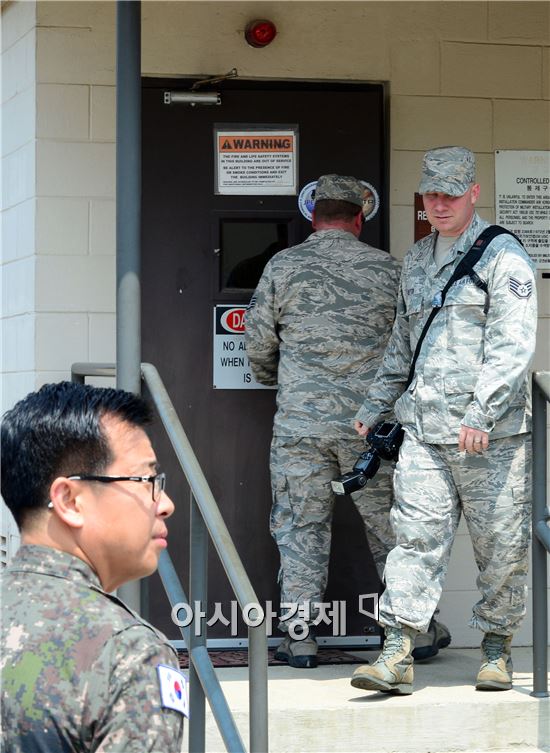 주한미군 탄저균 실험 진상 규명을 위한  한미합동실무단이 6일 사고현장인 경기도 평택 주한미군 오산기지 내 생물식별검사실에서 공동조사를 하고 있다.(사진택=공동취재단)