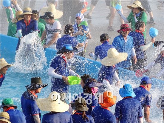 [포토]직원들과 물싸움하는 김성 장흥군수