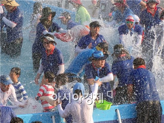 [포토]장흥 물축제 폐막~물싸움하는 김성 장흥군수