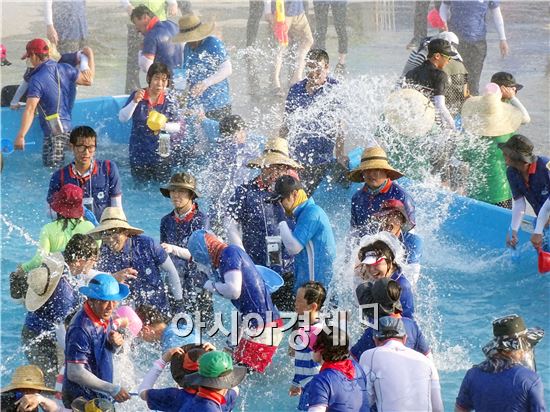 [포토]물싸움으로 폐막식하는 장흥 공무원들