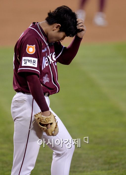 [포토]자책하는 김택형, '실책이라니..'