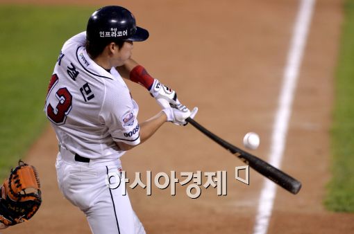 [포토]허경민, '빗맞아도 적시타'