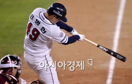 [포토]민병헌, '싹쓸이 3루타!'