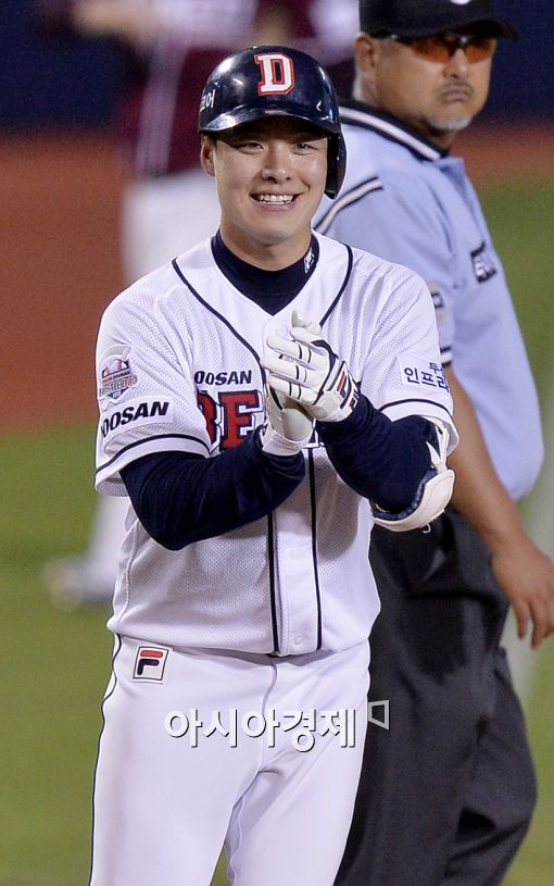 [포토]민병헌, '싹쓸이 3루타에 박수가 절로~'