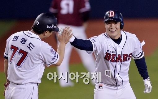 [포토]민병헌, '미소를 부르는 싹쓸이 3루타'