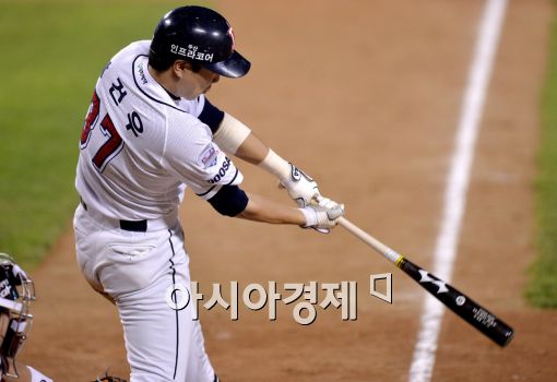 [포토]박건우, '추가 1타점 적시타!'