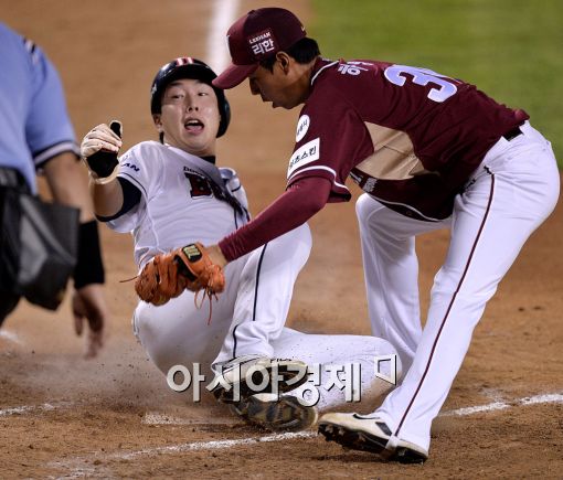 [포토]박건우, '폭투 하나로 두 베이스 달린다!'