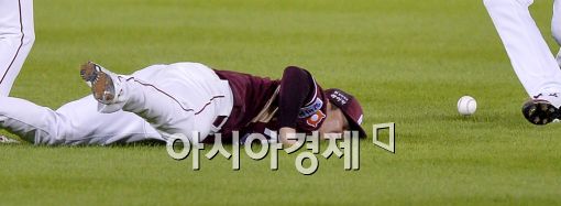 [포토]타구 놓치는 넥센 김민성