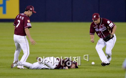 [포토]타구 놓치는 넥센 김민성