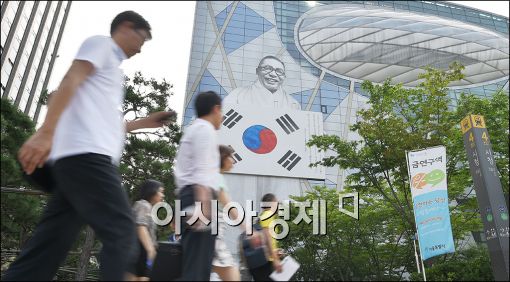 [포토]서울시청 외벽에 걸린 대형 김구선생