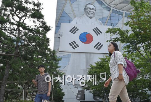 [포토]서울시청 외벽, 대형 김구 선생 이미지로 교체