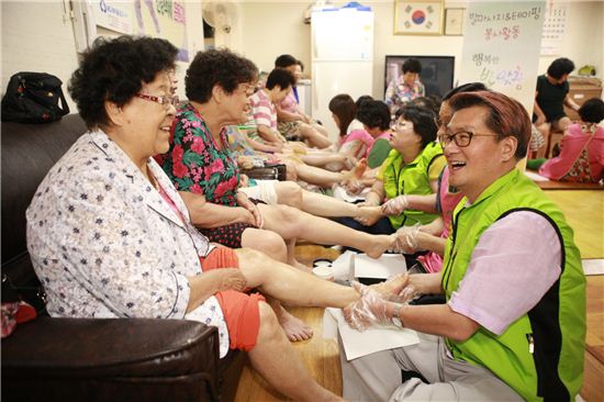 난곡경로당에서 발마사지 봉사 활동을 펼치는 유종필 관악구청장 