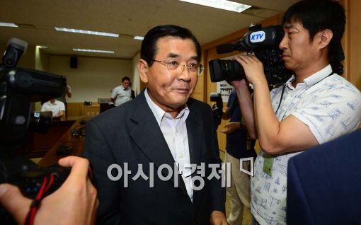 [포토]기자회견 마친 김대환 위원장 