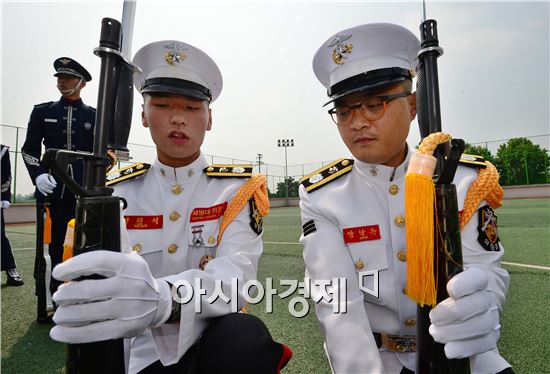 한여름 찜통더위에 각 잡힌 의장대대 훈련은