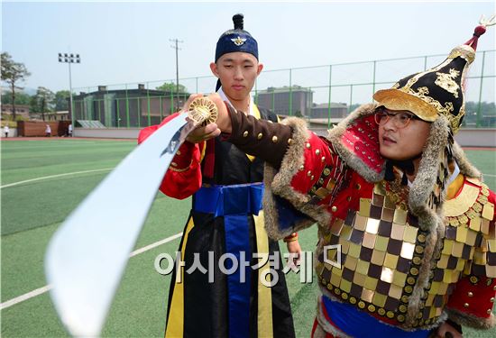 한여름 찜통더위에 각 잡힌 의장대대 훈련은
