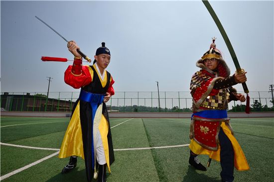 한여름 찜통더위에 각 잡힌 의장대대 훈련은