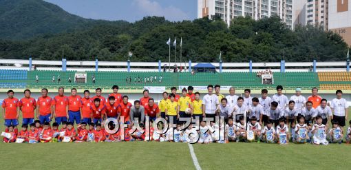 [포토]전 축구국가대표선수단과 연예인축구단의 친선경기