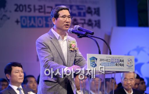 [포토]인사말 하는 김학용 의원