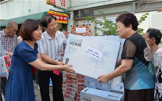 동대문구청 직원들이 7일 오후 7시 이마트 김포점이 기증한 사랑의 선풍기를 쪽방촌 주민에게 전달했다.