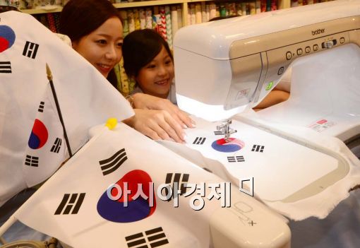 [포토]엄마랑 태극기 만들어요 