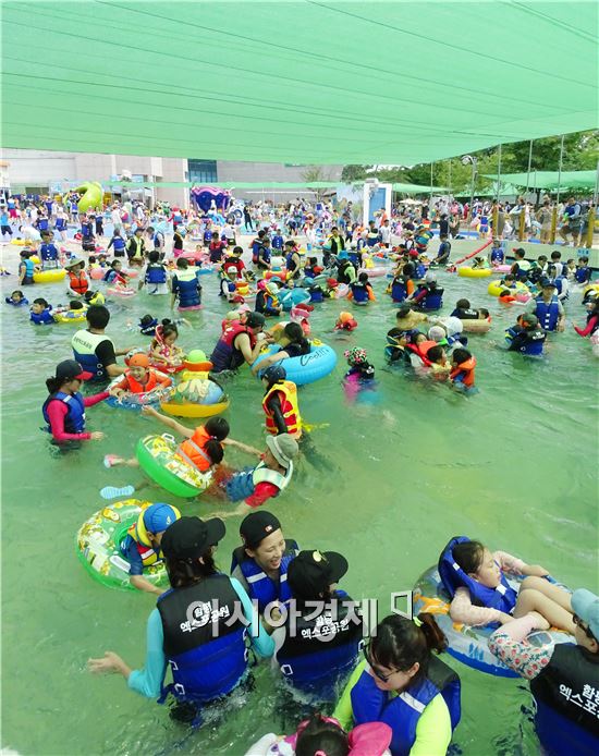 [포토]무더위엔 시원한 물이 최고
