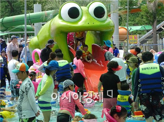 [포토]함평엑스포공원 물놀이장, 개구리 미끄럼틀 어린이들 인기
