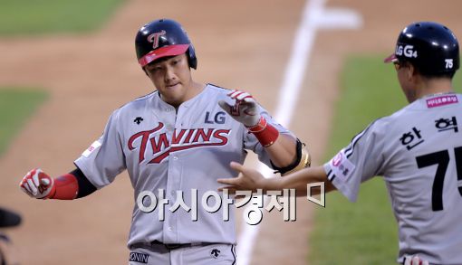 [포토]양석환, '동점 솔로포로 승부는 다시 원점!'