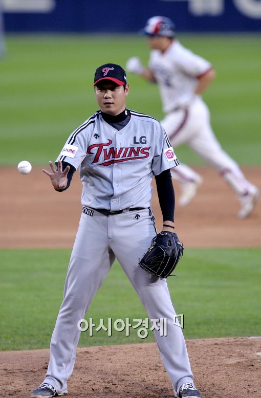 [포토]홈런 허용한 LG 선발 류제국