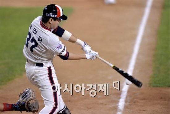 [포토]역전 1타점 적시타 치는 박건우