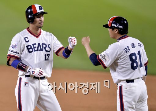 [포토]한 점 더 달아나는 오재원의 적시타