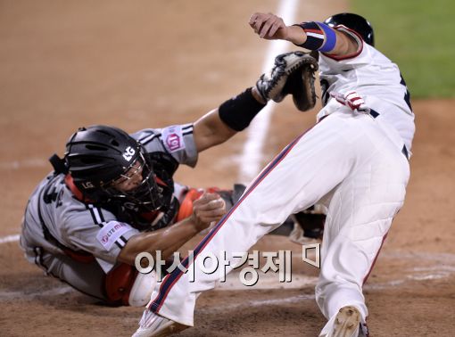 [포토]최경철-오재원, '누가 먼저?'