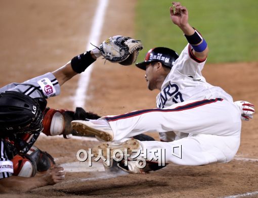 [포토]오재원, '몸 날려 피할거야'