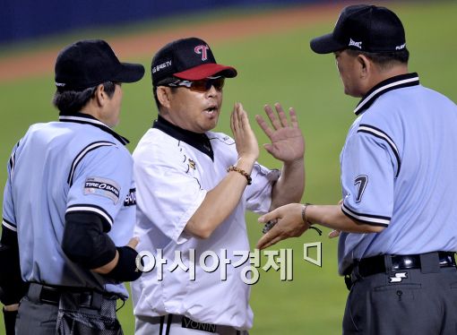 [포토]심판에 어필하는 양상문 감독