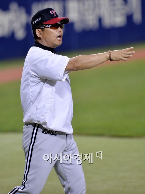 [포토]심판에 어필하는 양상문 감독