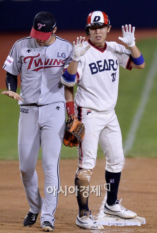 [포토]정수빈, '승부에 쐐기를 박는 3타점 싹쓸이'