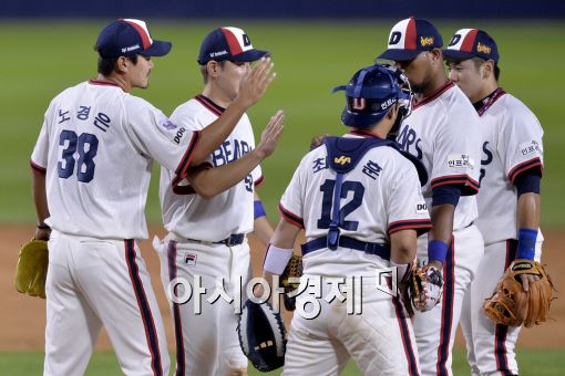 [포토]승리의 기쁨 나누는 두산 선수들