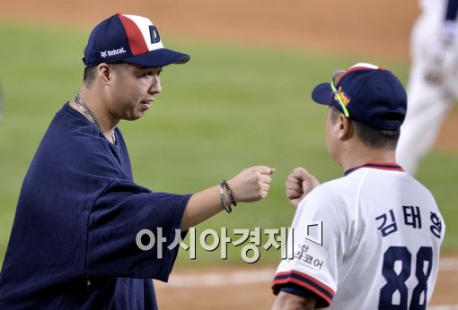 [포토]유희관, '시즌 15승 신고합니다'