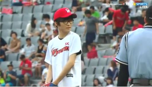 '페이커' 이상혁 시구…야구도 '롤'처럼?