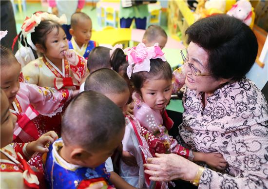 3년7개월여만에 북한을 방문한 이희호 김대중평화센터 이사장이 평양의 한 육아원에서 한 어린이를 안아주고 있다. (사진=김대중평화센터 제공)
