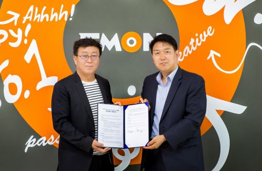 르샵의 정영호 상무(왼쪽)와 티몬의 김만식 패션브랜드본부장이 서울 대치동 티몬 본사에서 업무협약을 체결하고 있다.