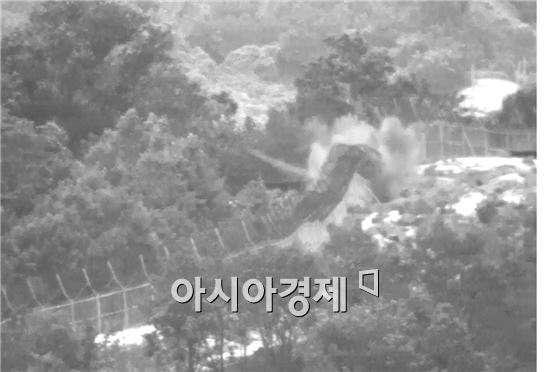[DMZ 지뢰 폭발]시야가리는 DMZ 잡목 불태운다.